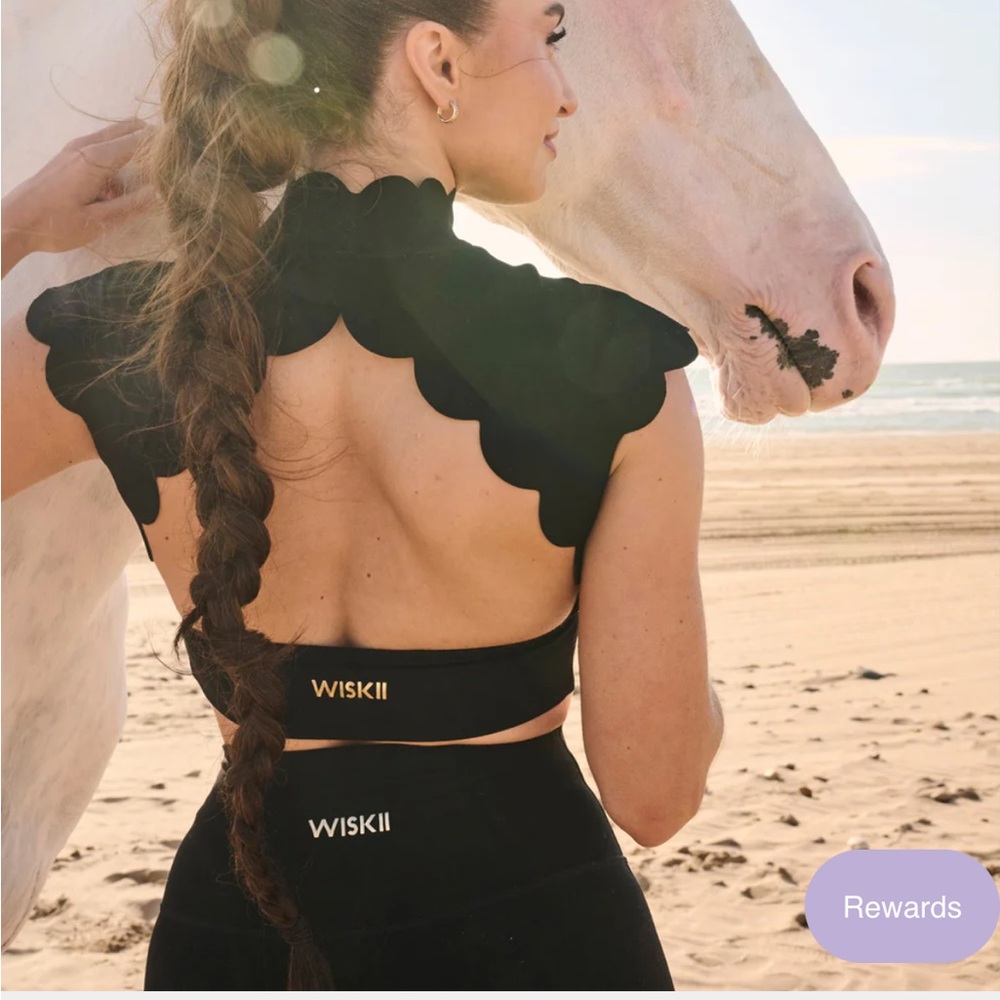 WISKII Active scalloped mock neck bra/crop top size medium